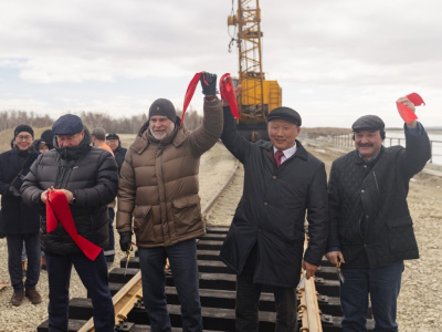 Акционерная компания «Железные дороги Якутии» завершила строительство и сдала в эксплуатацию подъездной путь от станции Нижний Бестях до грузового терминала ЛОРПа.