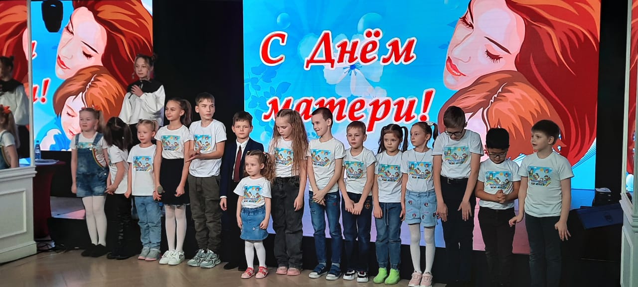 В Центре культуры АО «АК «ЖДЯ» поздравили мам с Днем матери!