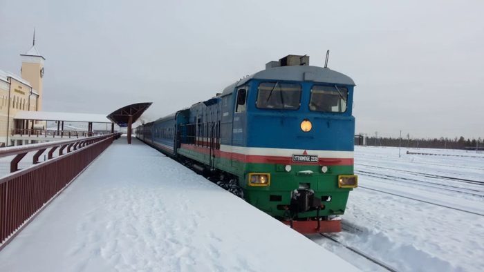 С 3 декабря пассажиров поезда до железнодорожного вокзала Нижний Бестях будут возить на микроавтобусах