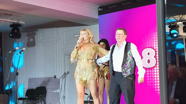 От ЖДЯ для прекрасных женщин - праздничные концерты и цветы