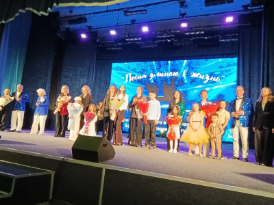 «Песня длиною в жизнь»: народный ансамбль «ЖДЯ» дал концерт в Алдане, посвященный 30-летнему юбилею родной компании