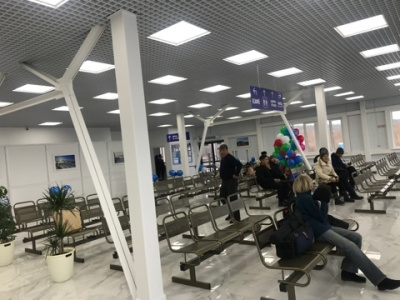 Пункт ожидания пассажиров на речном причале Нижний Бестях гостеприимно распахнул свои двери