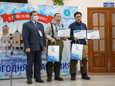 Привокзальную площадь станции Нижний Бестях украсили ледовые скульптуры