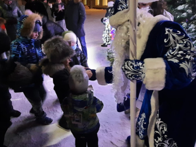 «Железные дороги Якутии» зажгли новогодние елки в Алдане и на станции Нижний Бестях