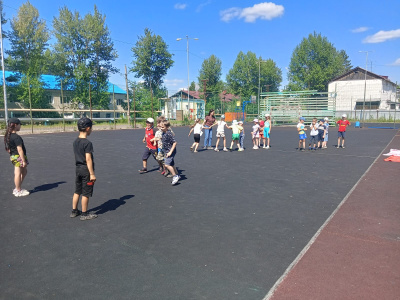 На базе Культурного центра АО «АК «ЖДЯ» работает летняя детская площадка