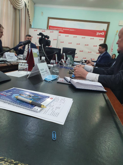 ЖДЯ и ДВЖД обсудили вопросы взаимодействия по передаче поездов по стыковочной станции Нерюнгри-пассажирская ЖДЯ и ДВЖД обсудили вопросы взаимодействия по передаче поездов по стыковочной станции Нерюнгри-пассажирская