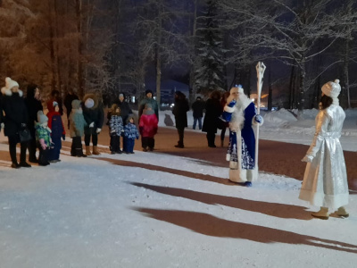 «Железные дороги Якутии» зажгли новогодние елки в Алдане и на станции Нижний Бестях