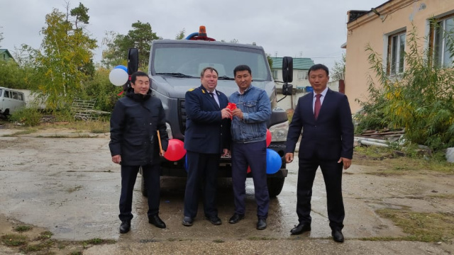 Акционерная компания «Железные дороги Якутии» подарила новую водовозку Нахаринскому  2-му наслегу Мегино-Кангаласского улуса