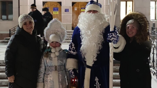 На вокзалах Нижний Бестях и Алдан Дед Мороз и Снегурочка поздравили пассажиров