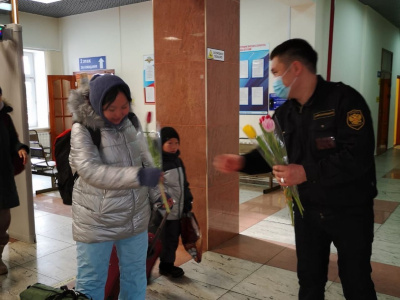 8 марта пассажирок поезда на вокзале Нижний Бестях ждал сюрприз