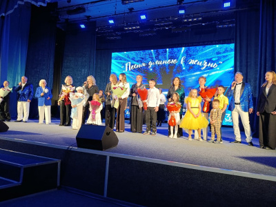 «Песня длиною в жизнь»: народный ансамбль «ЖДЯ» дал концерт в Алдане, посвященный 30-летнему юбилею родной компании