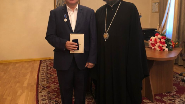 Архиепископ Якутский и Ленский Роман наградил генерального директора АО «АК «ЖДЯ» юбилейной медалью в ознаменовании 150-летия образования Якутской Епархии.