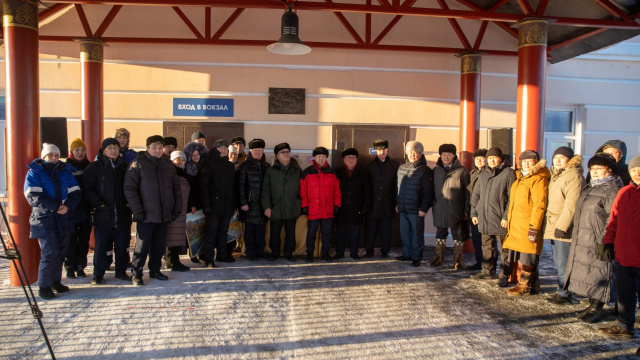 На станции Нижний Бестях состоялась торжественная церемония открытия памятной доски, посвященной укладке «золотого звена» Амуро-Якутской магистрали