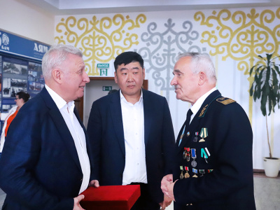 Якутским железнодорожникам передали из Москвы  памятный костыль с напутствием от ветеранов БАМА  начать строительство железной дороги Якутск – Магадан