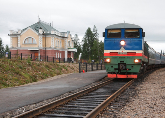 Для детей от 10 до 18 лет круглогодично действует скидка в размере 50% на проезд в поездах дальнего следования Для детей от 10 до 18 лет круглогодично действует скидка в размере 50% на проезд в поездах дальнего следования