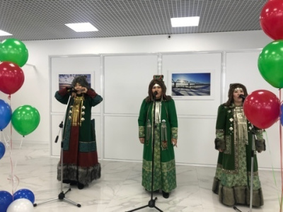 Пункт ожидания пассажиров на речном причале Нижний Бестях гостеприимно распахнул свои двери