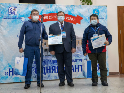 Привокзальную площадь станции Нижний Бестях украсили ледовые скульптуры