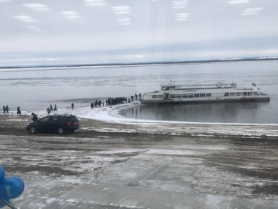 Пункт ожидания пассажиров на речном причале Нижний Бестях гостеприимно распахнул свои двери