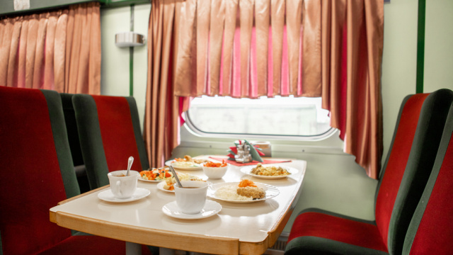 В пассажирских поездах АО «АК «ЖДЯ» вводится новая услуга   - предоплаченное питание.