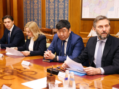 Рассмотрены предварительные итоги деятельности  Акционерной компании «Железные дороги Якутии» за 2023 год  у Главы Республики Саха (Якутия).