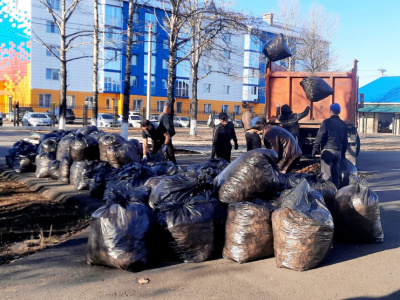 В День государственности Якутии, железнодорожники провели субботник.